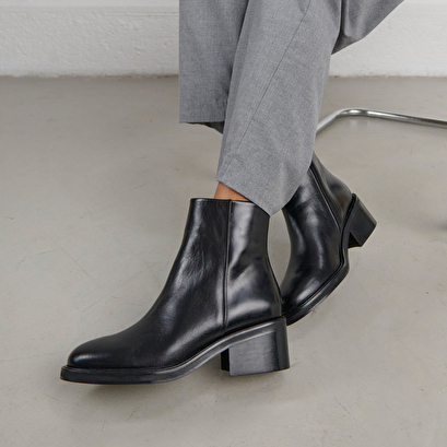 Boots with chunky heels in black leather | danseuse