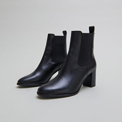 Ankle boots with heels and elastics in black leather | devin