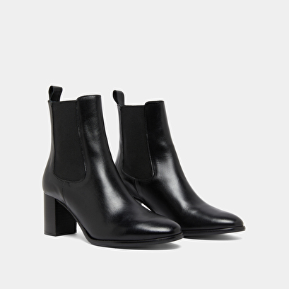 Ankle boots with heels and elastics in black leather | devin