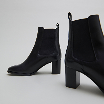 Ankle boots with heels and elastics in black leather | devin