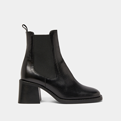 Ankle boots with elastics and chunky heels in black leather | duck