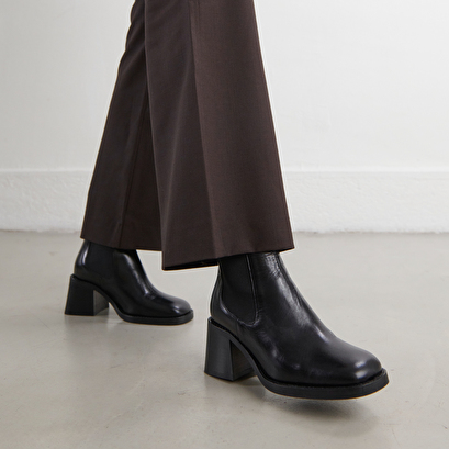 Ankle boots with elastics and chunky heels in black leather | duck
