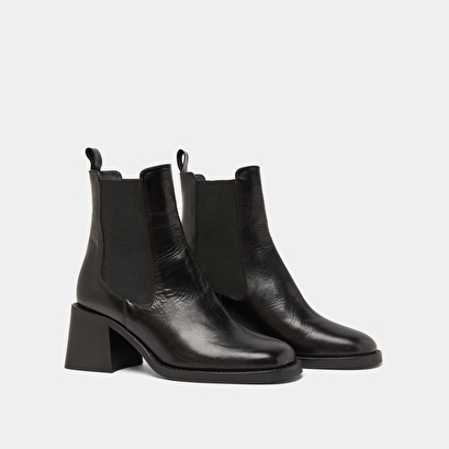 Ankle boots with elastics and chunky heels in black leather | duck