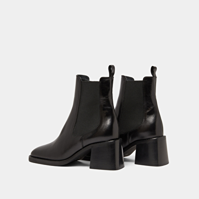 Ankle boots with elastics and chunky heels in black leather | duck