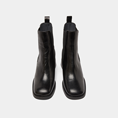 Ankle boots with elastics and chunky heels in black leather | duck