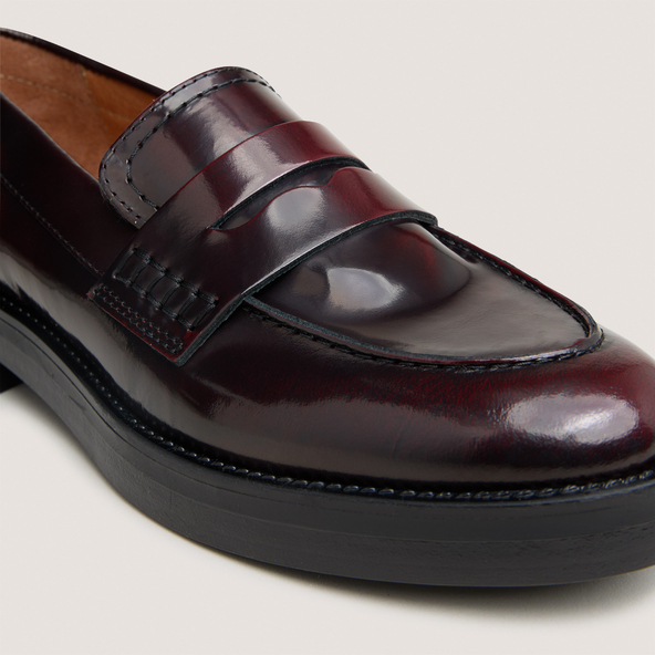 Round-toed loafers in burgundy patinated leather | MIRNA