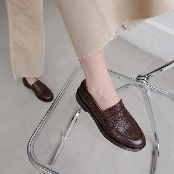 Round-toed loafers in brown reptile leather | MIRNA