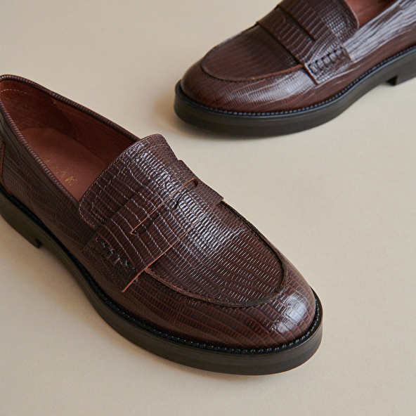 Round-toed loafers in brown reptile leather | MIRNA