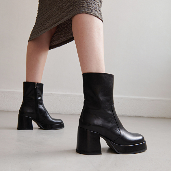 Heeled boots with square toe in black leather | BALDWIN