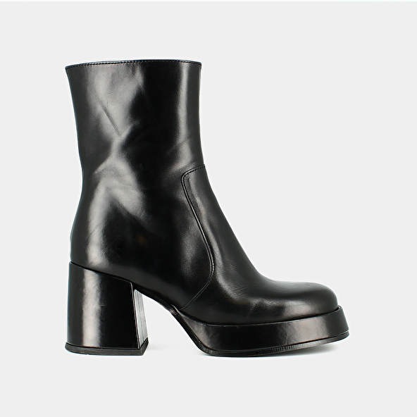 Heeled boots with square toe in black leather | BALDWIN