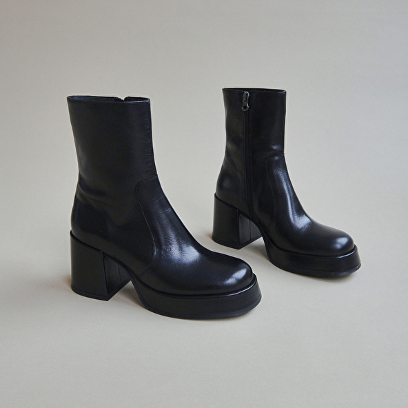 Heeled boots with square toe in black leather | BALDWIN