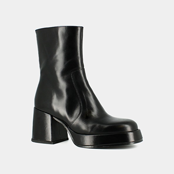 Heeled boots with square toe in black leather | BALDWIN