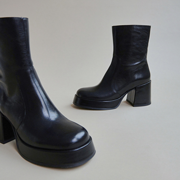 Heeled boots with square toe in black leather | BALDWIN