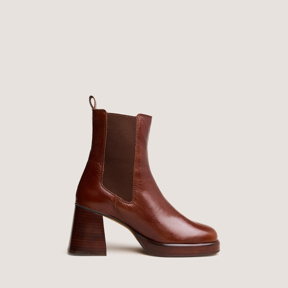 Square toe and elastic boots in brown aged leather | BECCA
