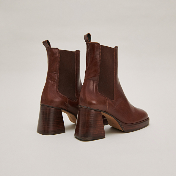 Square toe and elastic boots in brown aged leather | BECCA