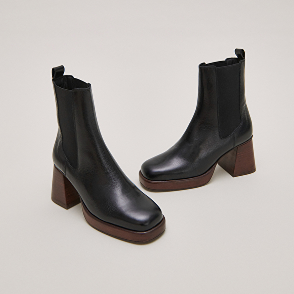 Square toe and elastic boots in black distressed leather | BECCA