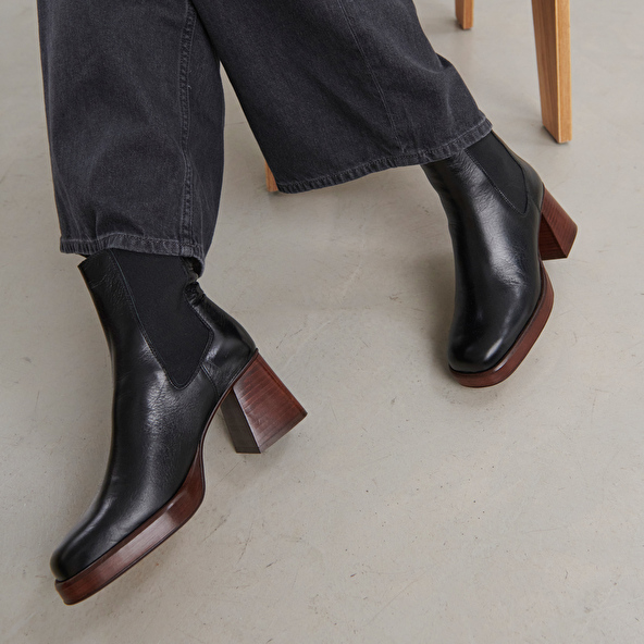 Square toe and elastic boots in black distressed leather | BECCA