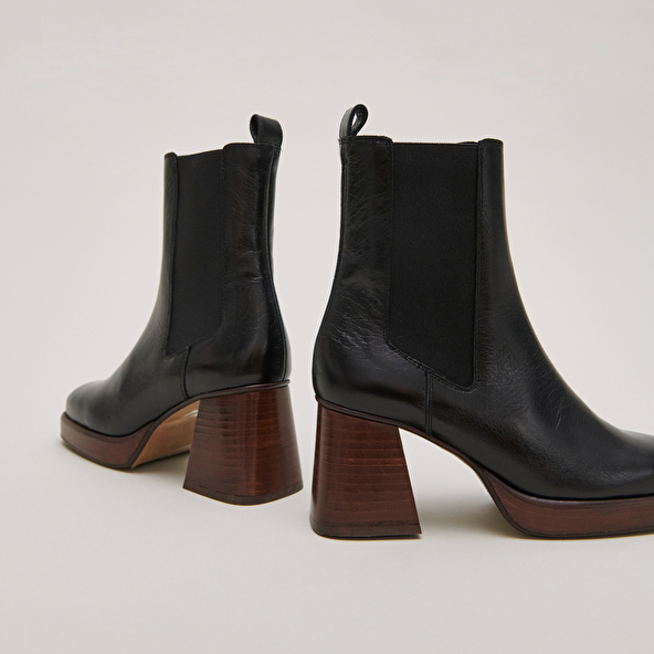 Square toe and elastic boots in black distressed leather | BECCA