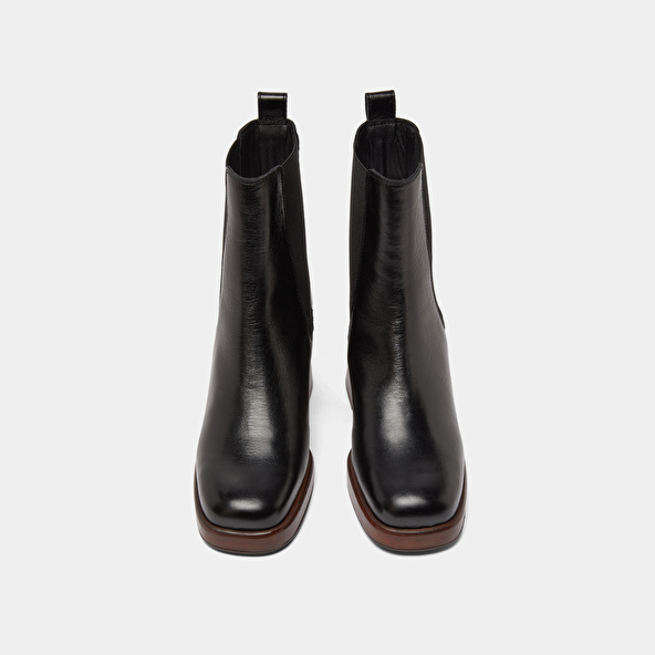 Square toe and elastic boots in black distressed leather | BECCA