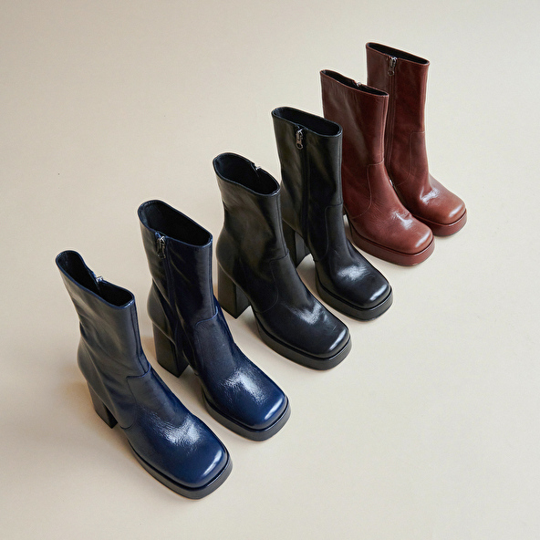 Boots with heels and square toes in brown aged leather | BEN