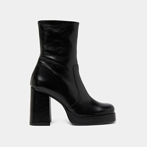 Boots with heels and square toes in black aged leather | BEN