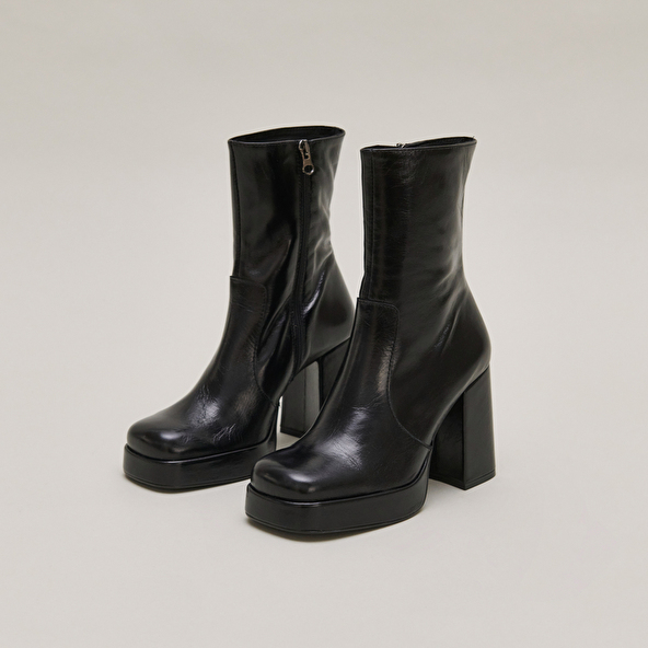 Boots with heels and square toes in black aged leather | BEN