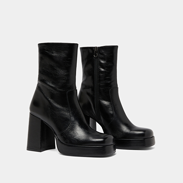 Boots with heels and square toes in black aged leather | BEN