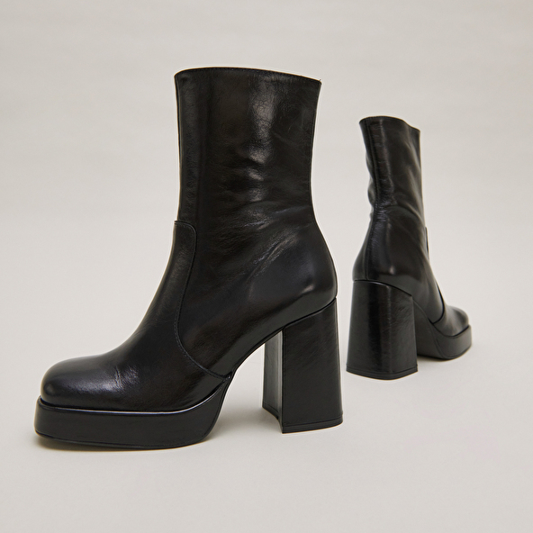 Boots with heels and square toes in black aged leather | BEN