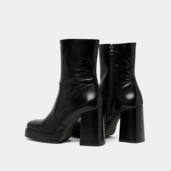 Boots with heels and square toes in black aged leather | BEN