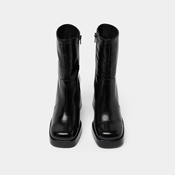 Boots with heels and square toes in black aged leather | BEN