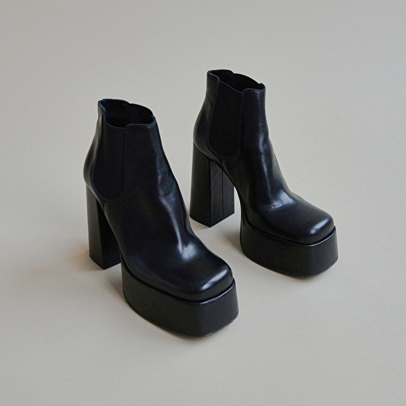 Platform boots with square toe in black leather | BOB
