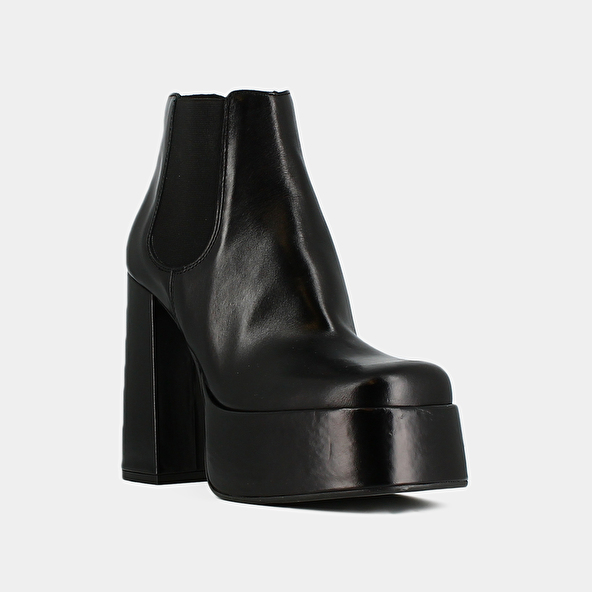 Platform boots with square toe in black leather | BOB