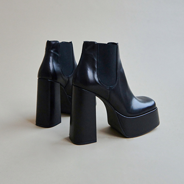 Platform boots with square toe in black leather | BOB