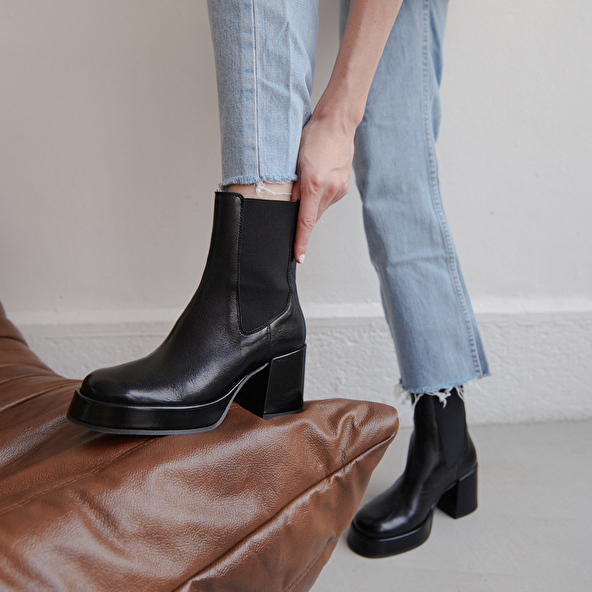 Platform boots with square toes in black aged leather | BRADLEY