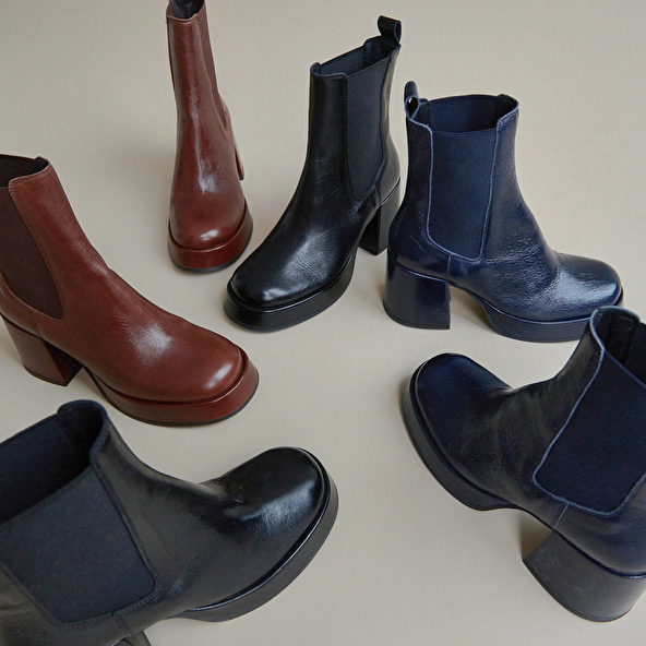 Platform boots with square toes in black aged leather | BRADLEY