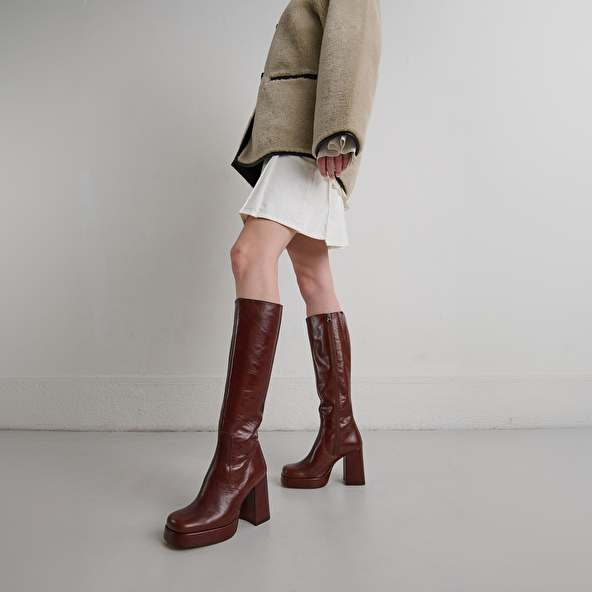 Boots with heels and square toes in brown distressed leather | BRYAN
