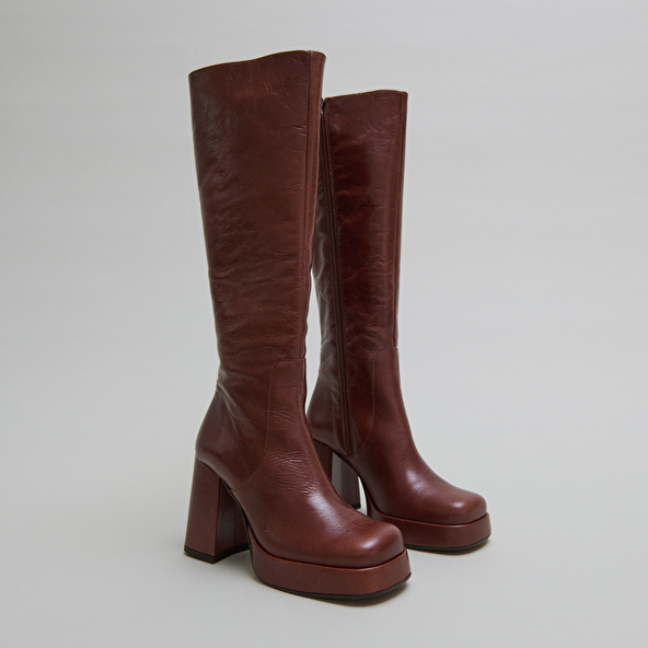 Boots with heels and square toes in brown distressed leather | BRYAN