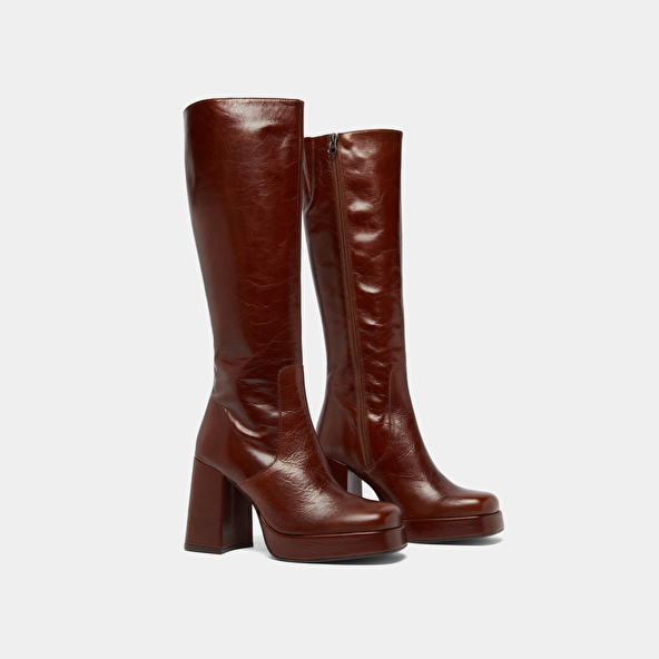 Boots with heels and square toes in brown distressed leather | BRYAN