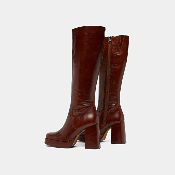 Boots with heels and square toes in brown distressed leather | BRYAN