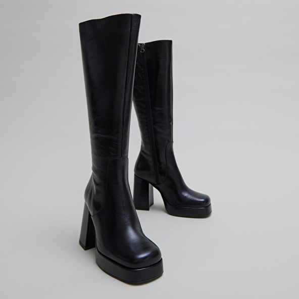 Boots with heels and square toes in black aged leather | BRYAN