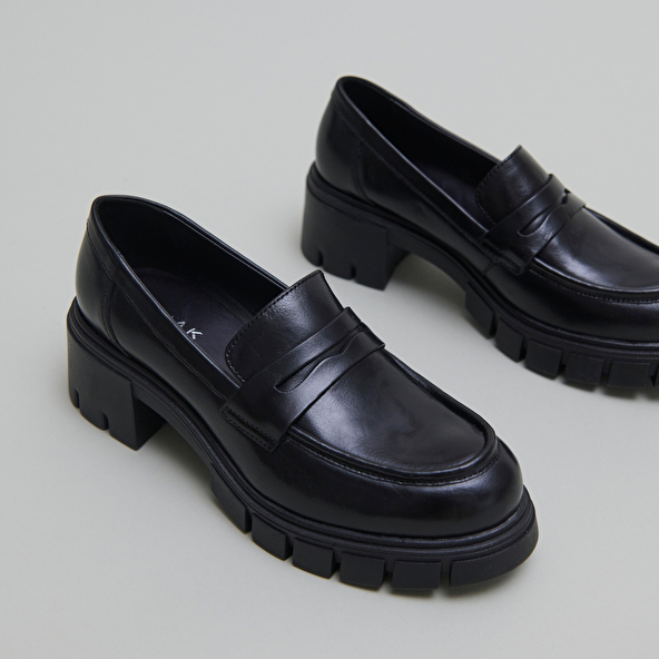 Heeled loafers in black leather | ARON