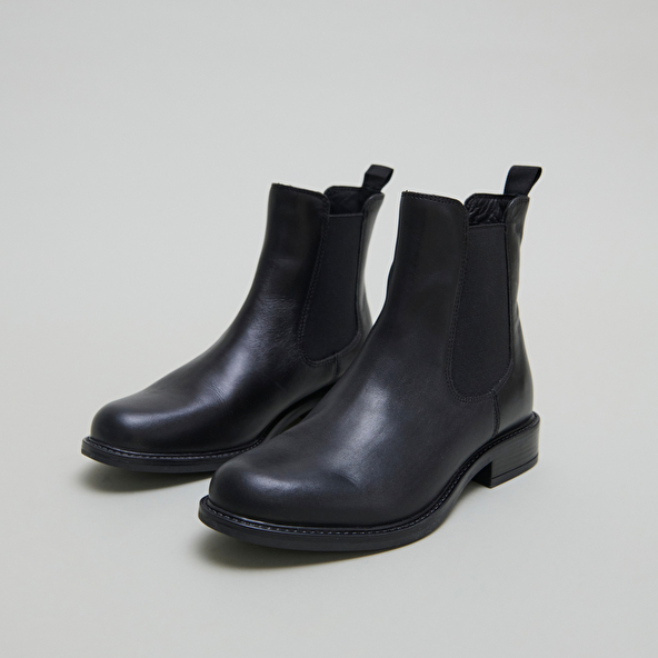 Bottines à bouts ronds in black leather | AUDRY