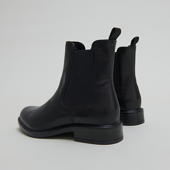Bottines à bouts ronds in black leather | AUDRY