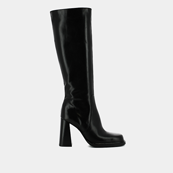 Boots with heels and square toes in black leather | BERTRAND