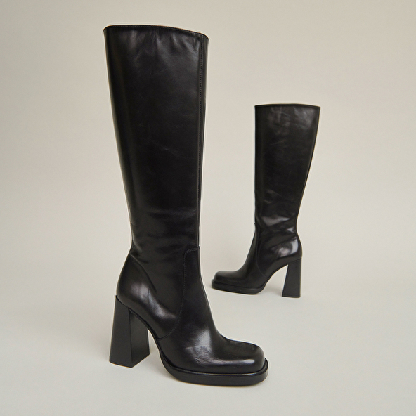 Boots with heels and square toes in black leather | BERTRAND