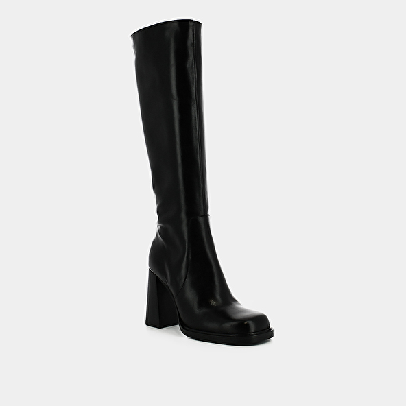 Boots with heels and square toes in black leather | BERTRAND