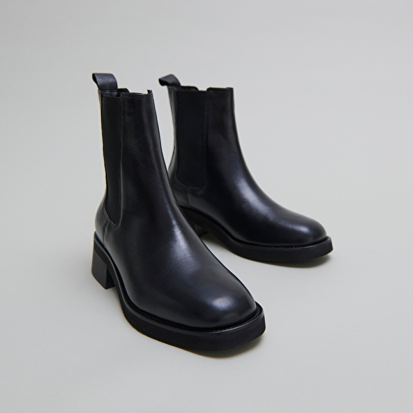 Boots à bouts arrondis et élastiques in black leather | PARISSE