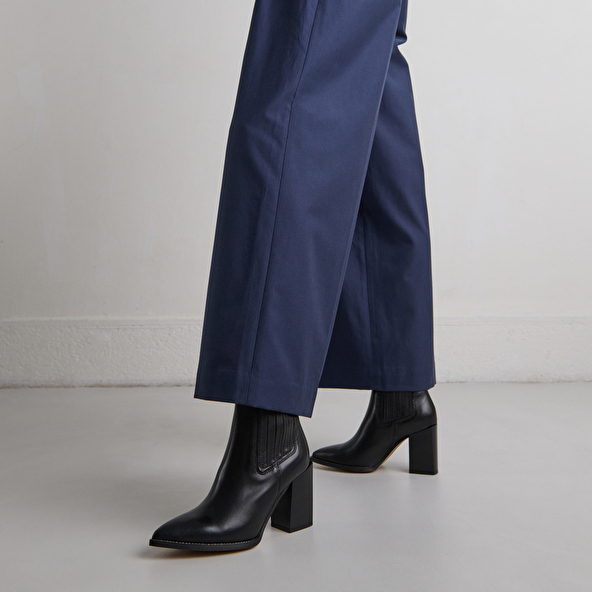 Ankle boots with heels and pointed toes in black leather | PERLINE