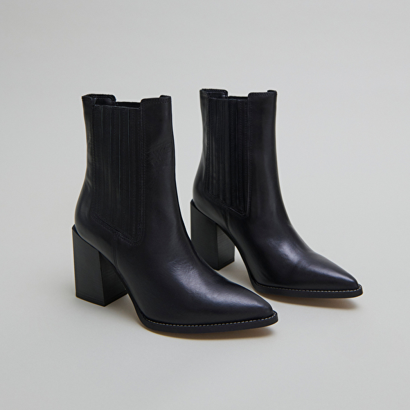 Ankle boots with heels and pointed toes in black leather | PERLINE