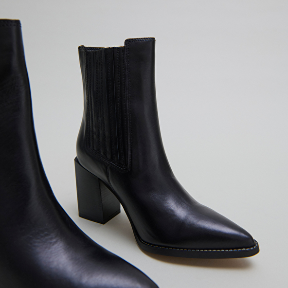 Ankle boots with heels and pointed toes in black leather | PERLINE